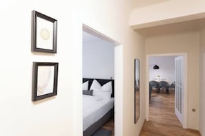 1 室のベッドルーム、セーフティボックス (室内)、デスク、アイロン / アイロン台