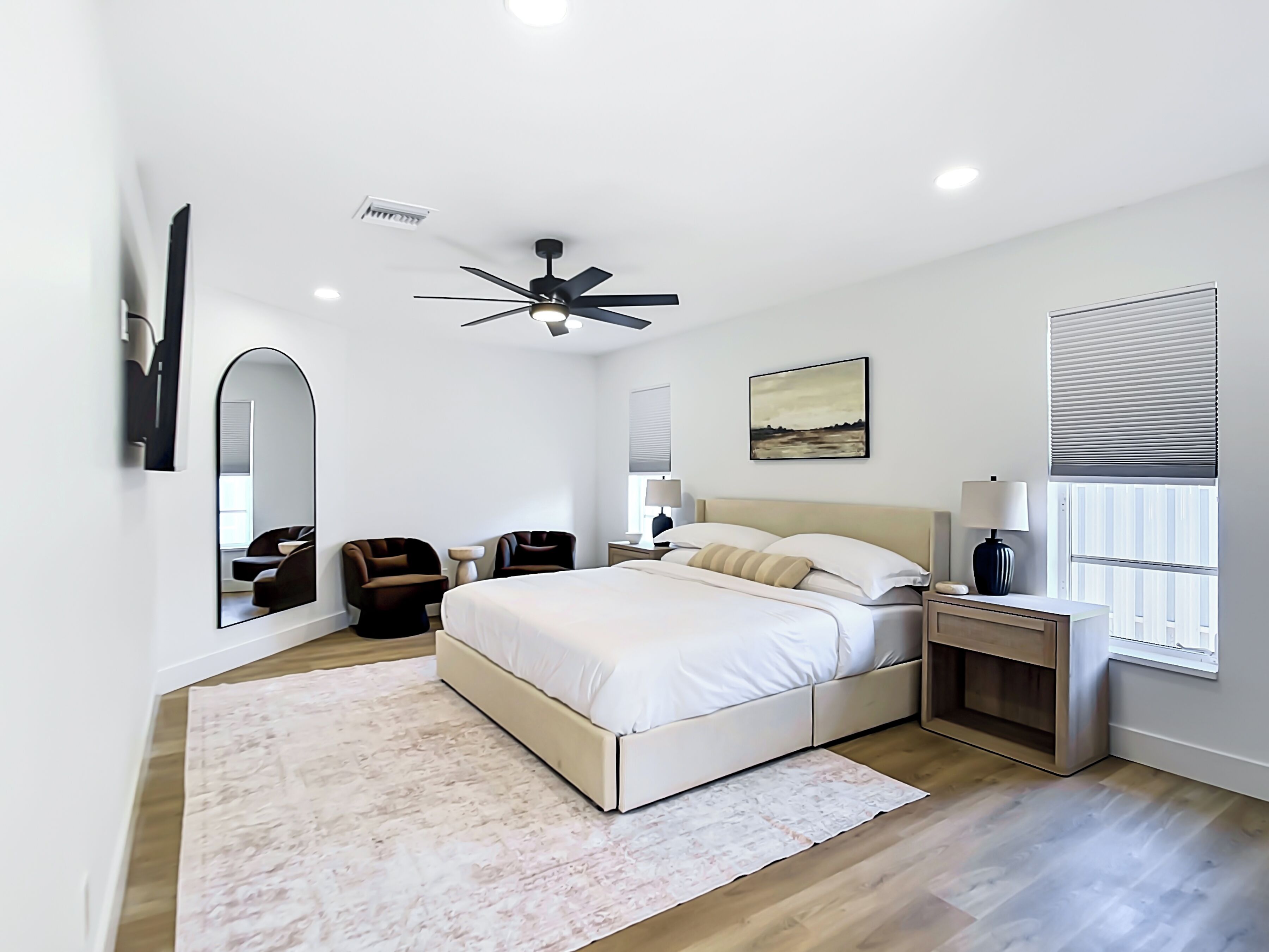 4 bedrooms, iron/ironing board, WiFi, bed sheets