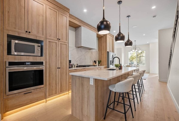 Private kitchen - The Olive - Luxury, 5 min 2 DT, Steps From Ctrain (Calgary)