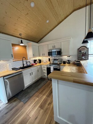 Private kitchen - Newly Remodeled Mountain Cabin - Hot Tub, Arcade & Fire Pit (Sevierville)