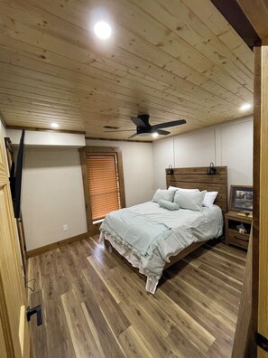 Room - Newly Remodeled Mountain Cabin - Hot Tub, Arcade & Fire Pit (Sevierville)
