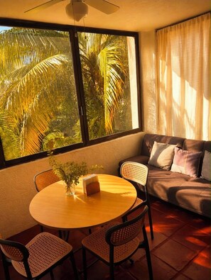 Dining - Beach just a 5-minute walk away Swimming pool 24/7 security Great location (Cancún)