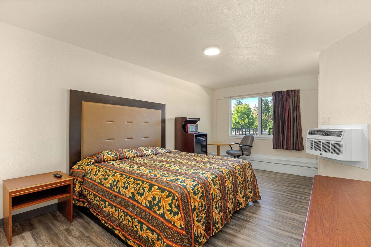 Room, 1 King Bed | Desk, WiFi (free)