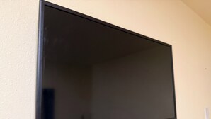 Un televisor de pantalla plana montado en la pared.