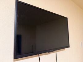 Room, 1 Queen Bed, Refrigerator, Microwave | Television