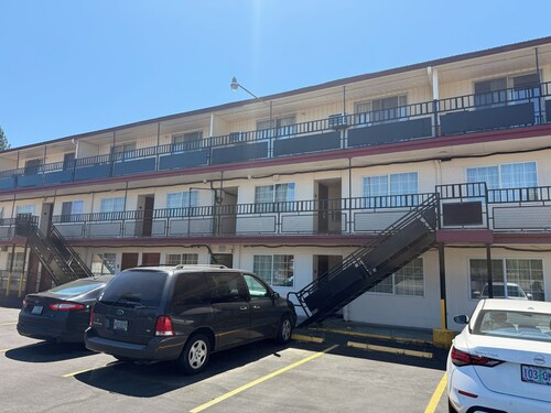 Golden Knight Motel