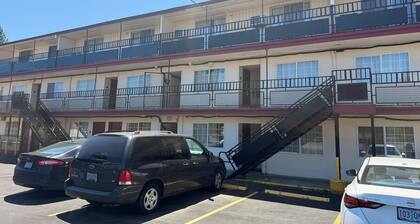 Golden Knight Motel