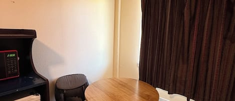 Room, 1 Queen Bed, Microwave | Interior