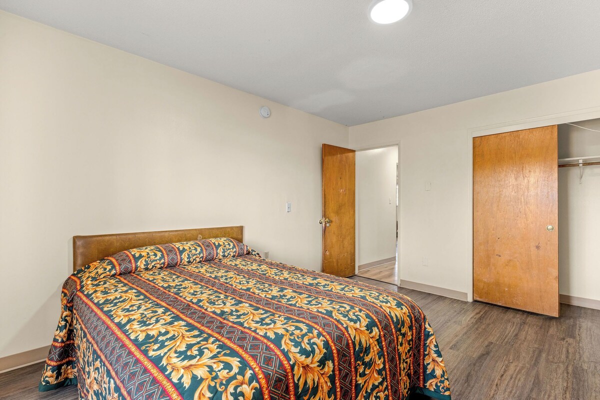 Suite, 1 Queen Bed | Desk, WiFi (free)