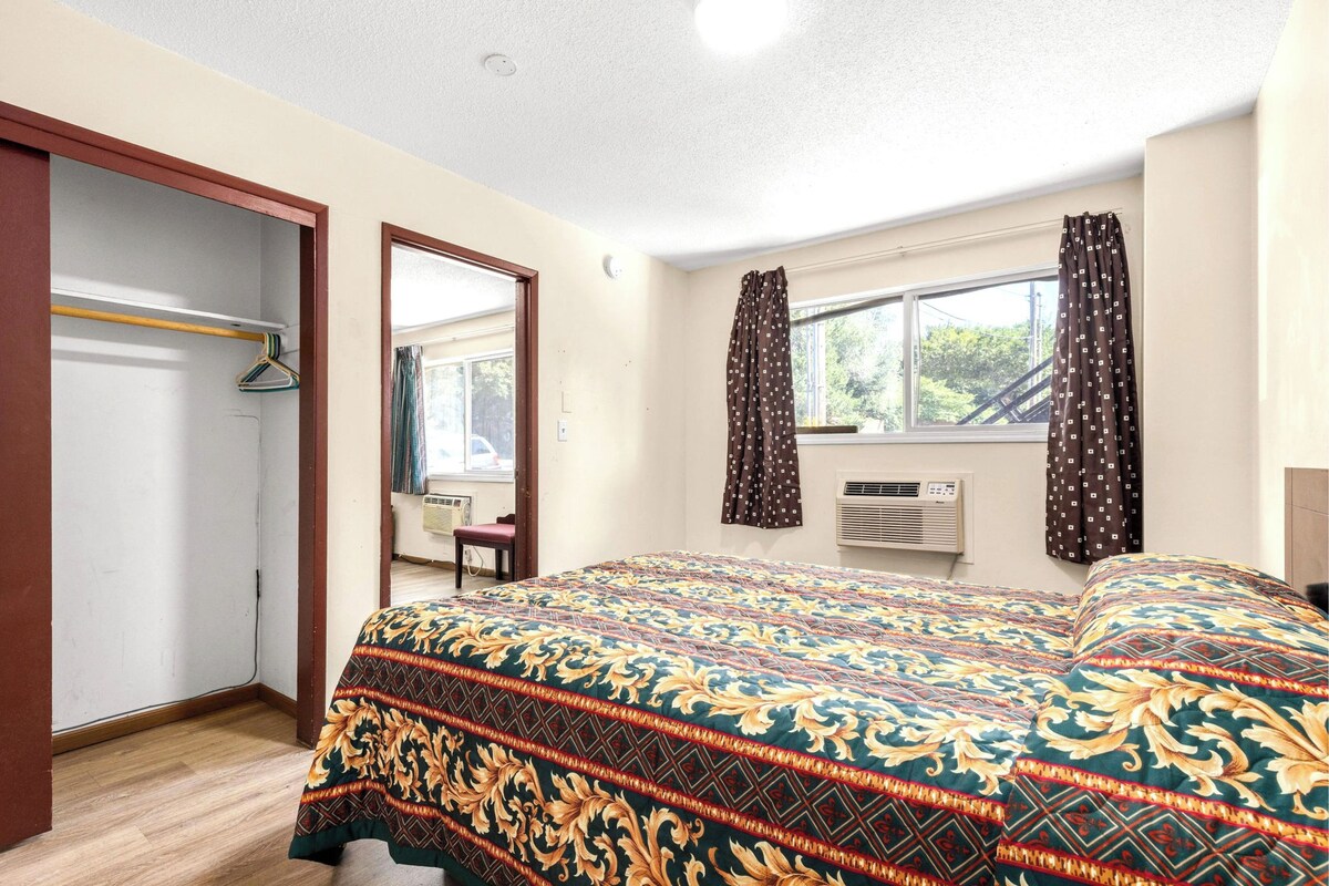 Premium bedding, desk, free WiFi, bed sheets