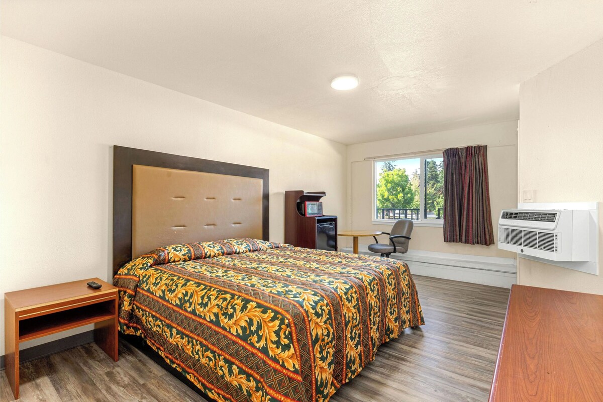 Premium bedding, desk, free WiFi, bed sheets