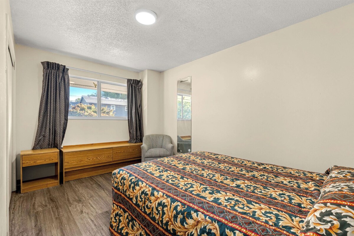 Premium bedding, desk, free WiFi, bed sheets