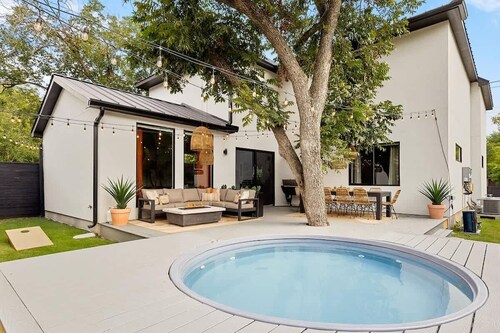 Villa Sleeps 26, Mins to DT, Pools, Movies, Games