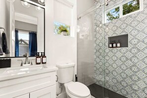 Shower, hair dryer, shampoo - Villa Sleeps 26, Mins to DT, Pools, Movies, Games (Austin)