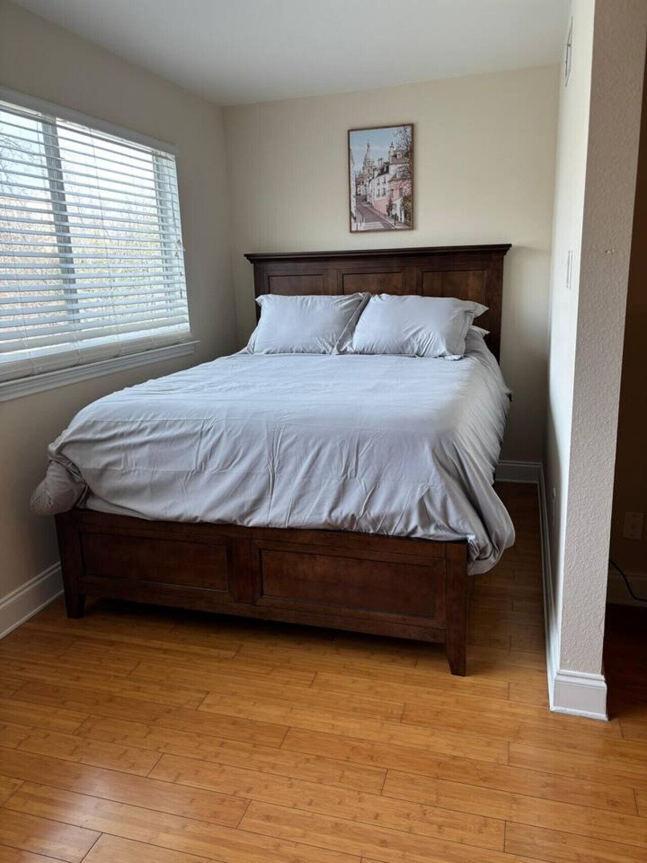 Desk, iron/ironing board, WiFi, bed sheets