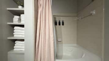 Ducha, secador de pelo, toallas, shampoo