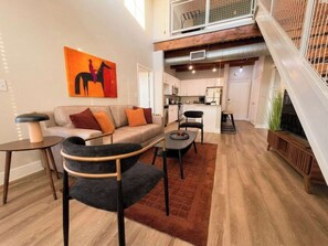 TV - Urban Cowboy Loft - 2 Kings - Walk Downtown - Pool (Fort Worth)