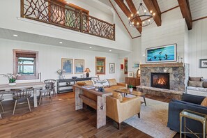 Living area - Luxury Mountain Retreat at Lake Burton Sunset Views 5 mins from Marina (Tiger)
