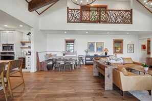 Interior - Luxury Mountain Retreat at Lake Burton Sunset Views 5 mins from Marina (Tiger)