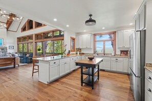 Private kitchen - Luxury Mountain Retreat at Lake Burton Sunset Views 5 mins from Marina (Tiger)