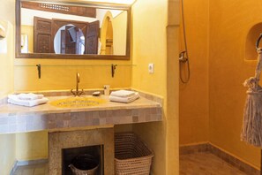 シャワー、ヘアドライヤー、タオル、トイレットペーパー
