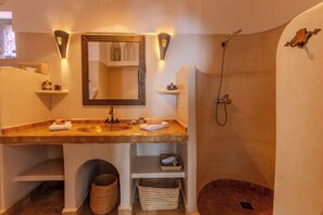 Shower, hair dryer, towels, toilet paper - Riad Dar Sakina Marrakesh Kesbah (Marrakesh)