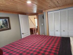 1 bedroom, WiFi, bed sheets - Cozy Creekside Cabin with King bed, Loft & Direct ATV Trail Access (Marysvale)