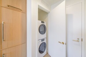 Interior - Cozy 1-bedroom apartment in terrific Wynwood with AC and gym access (Miami)