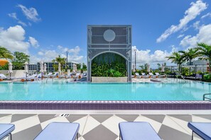 Outdoor pool, a heated pool - Cozy 1-bedroom apartment in terrific Wynwood with AC and gym access (Miami)