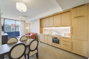 Fridge, microwave, oven, stovetop - Cozy 1-bedroom apartment in terrific Wynwood with AC and gym access (Miami)