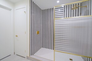 Hair dryer, towels, soap, toilet paper - Cozy 1-bedroom apartment in terrific Wynwood with AC and gym access (Miami)