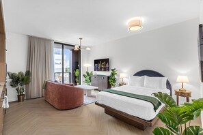 Room - New Designer Condo - Rooftop Pool, Spa & Views (Miami)