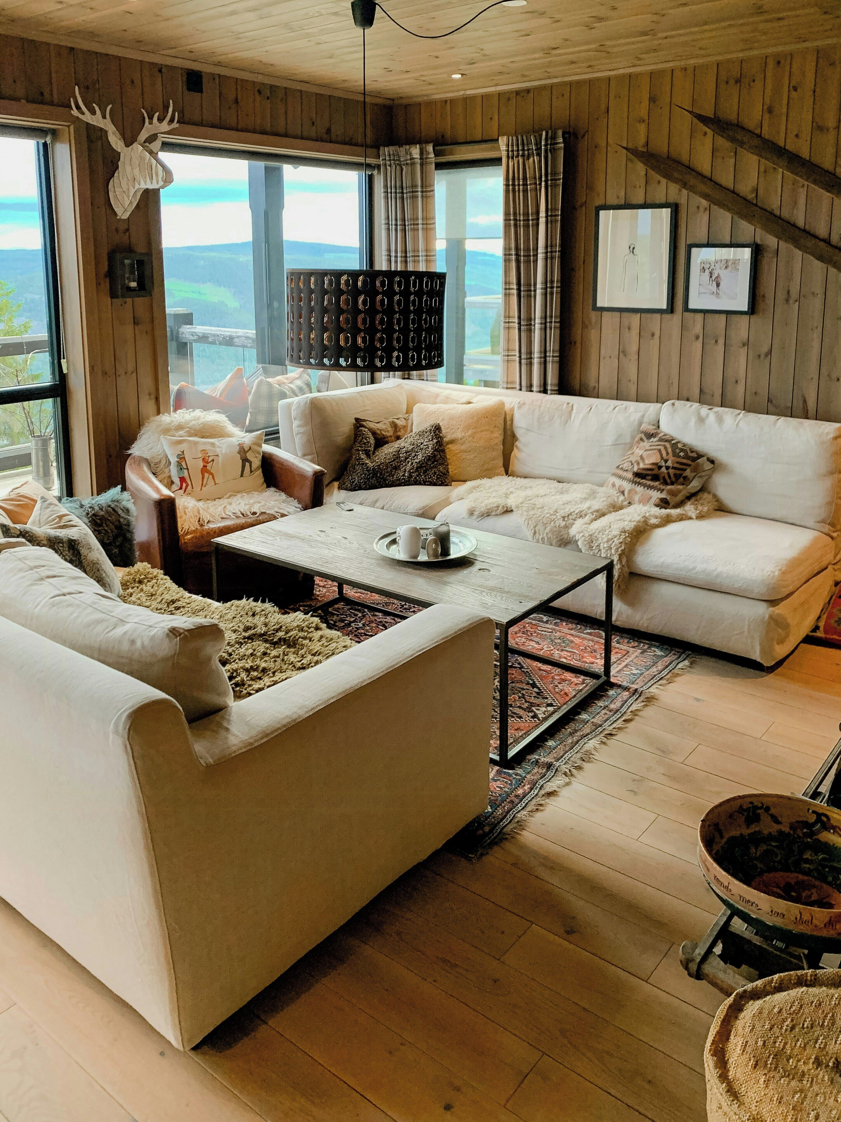 Un salon chaleureux avec un canapé blanc, une table basse et une cheminée.