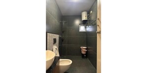 Quadruple Room | Bathroom - Velvet valley Residency (Ooty)