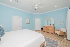 Escrivaninha, berço de viagem, Wi-Fi de cortesia, roupa de cama