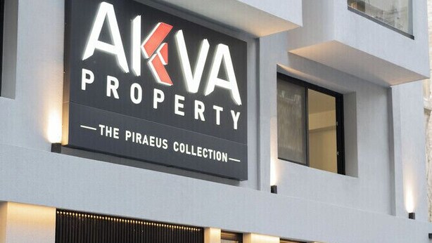 A modern building with a sign reading 'AKVA PROPERTY - THE PIRAEUS COLLECTION'. - Deluxe Studio with Balcony in Athens (Athens)