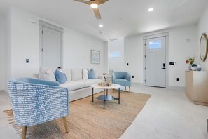Living area - Modern Beach Retreat 5b/4.5b Private Pool & BBQ (Panama City)