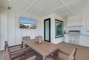 Outdoor dining - Modern Beach Retreat 5b/4.5b Private Pool & BBQ (Panama City)
