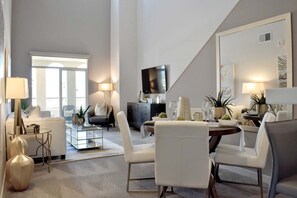 TV - Bright Oasis: 1BR at 360 Luxury with Pool & Gym (San Diego)
