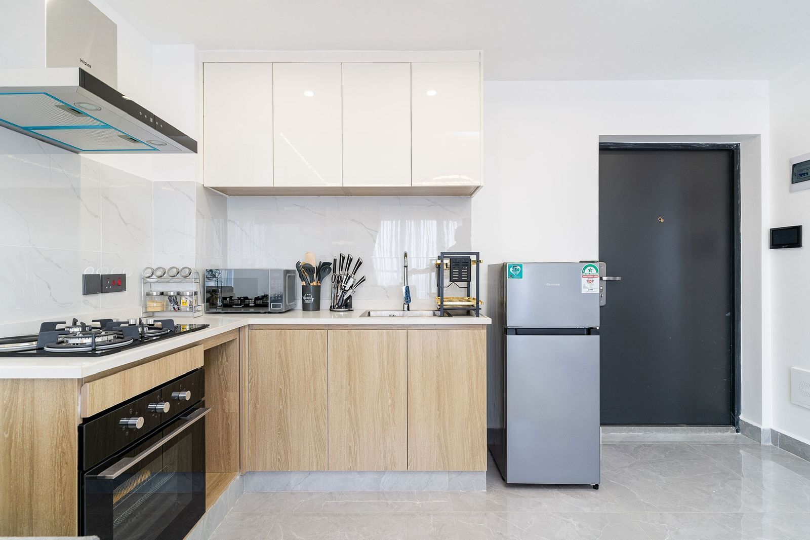 Classic Apartment, Balcony, City View | Private kitchen | Full-sized fridge, microwave, oven, stovetop