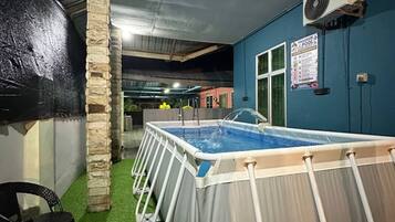 Indoor spa tub