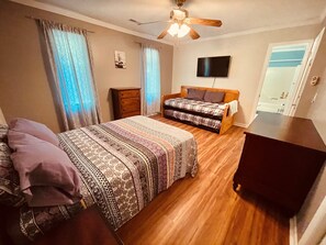 Tabla de planchar con plancha, wifi gratis, ropa de cama