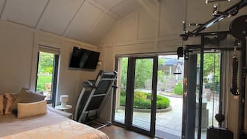 Blackout curtains, free WiFi