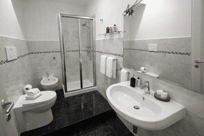 Bathroom - Cathedral Palace (Firenze)