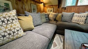 Una Smart TV, una chimenea, libros