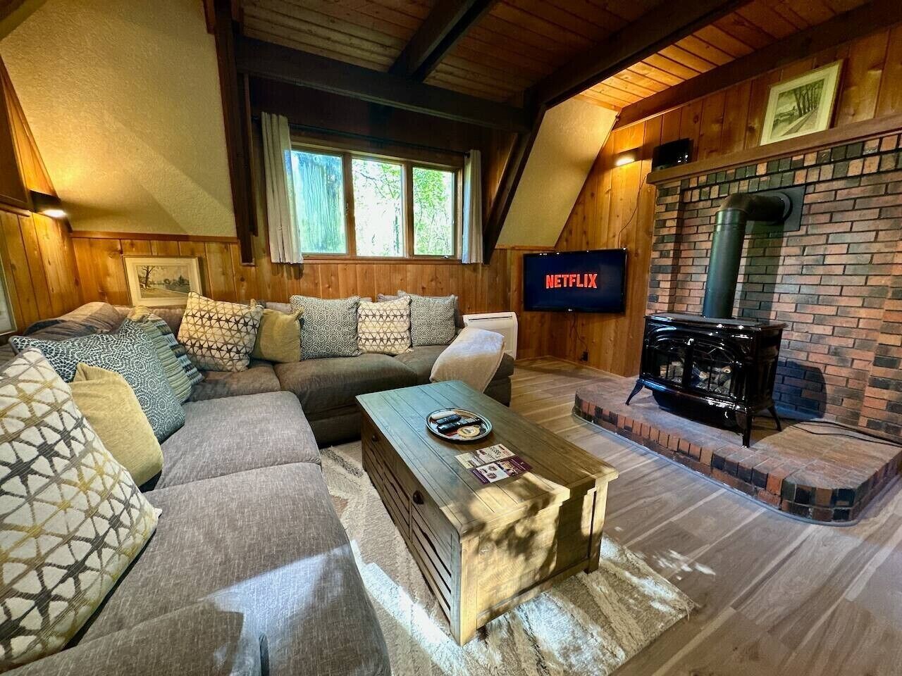 Una Smart TV, una chimenea, libros