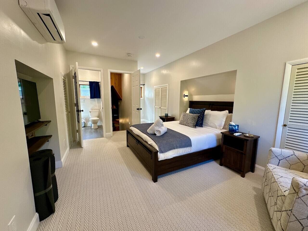 Iron/ironing board, free WiFi, bed sheets