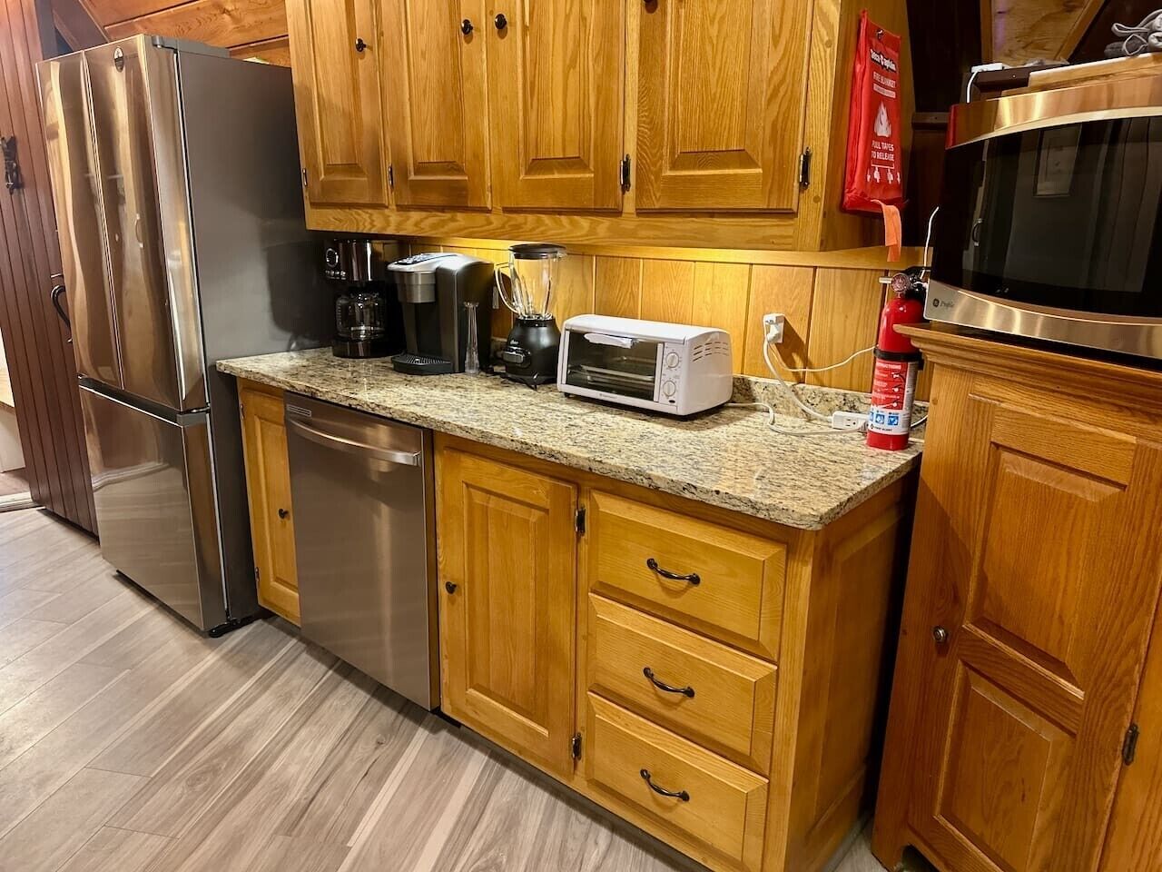 Frigorífico, microondas, horno y placa de cocina
