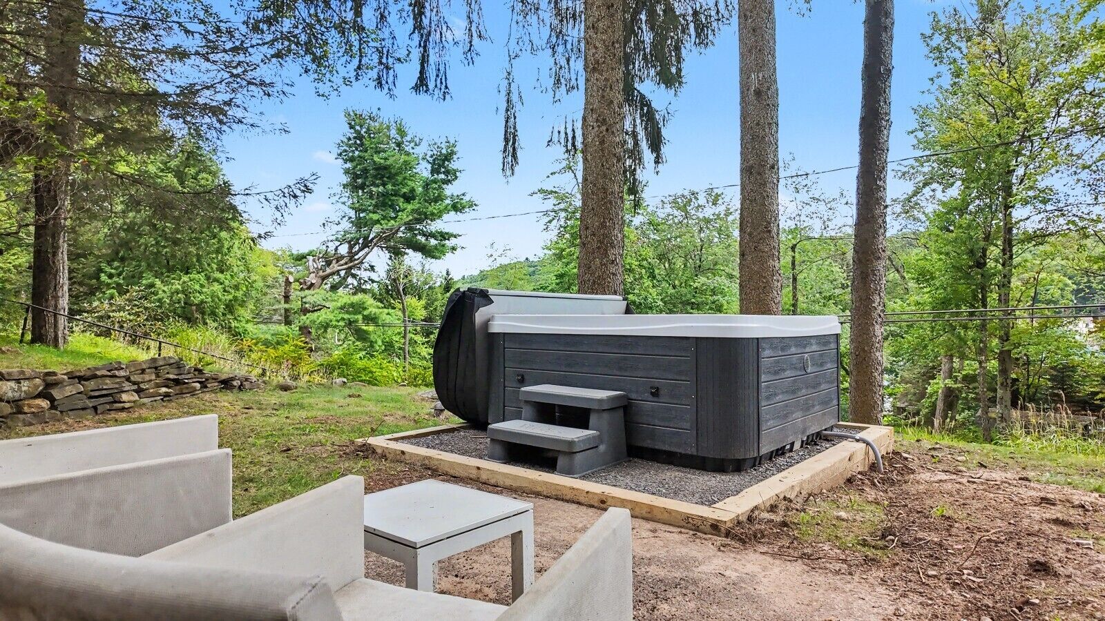 Outdoor spa tub