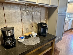 Wasserkocher mit Kaffee-/Teezubehör, Kühlschrank, Mikrowelle, Ofen